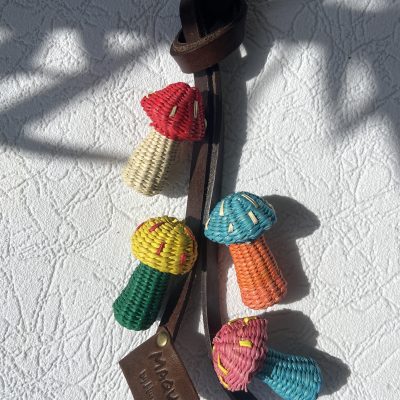 Charms Pilz-Anhänger aus Toquilla-Stroh